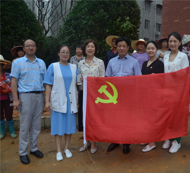 炎炎夏日送清涼，點滴關(guān)懷暖人心——城投集團各黨支部開展“送清涼”慰問一線員工活動