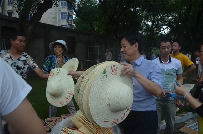 炎炎夏日送清涼，點滴關(guān)懷暖人心——城投集團各黨支部開展“送清涼”慰問一線員工活動