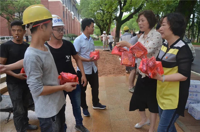 炎炎夏日送清涼，點滴關(guān)懷暖人心——城投集團各黨支部開展“送清涼”慰問一線員工活動