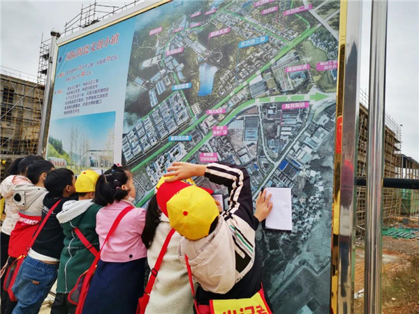“千人市民觀察團(tuán)”走進(jìn)城投集團(tuán)龍山湖公園、陶瓷產(chǎn)業(yè)加速基地等項(xiàng)目