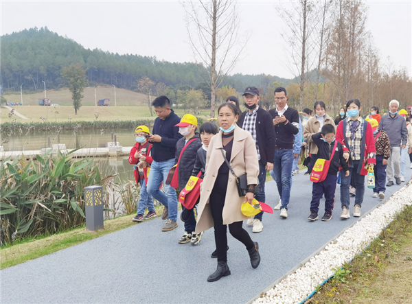 “千人市民觀察團(tuán)”走進(jìn)城投集團(tuán)龍山湖公園、陶瓷產(chǎn)業(yè)加速基地等項(xiàng)目