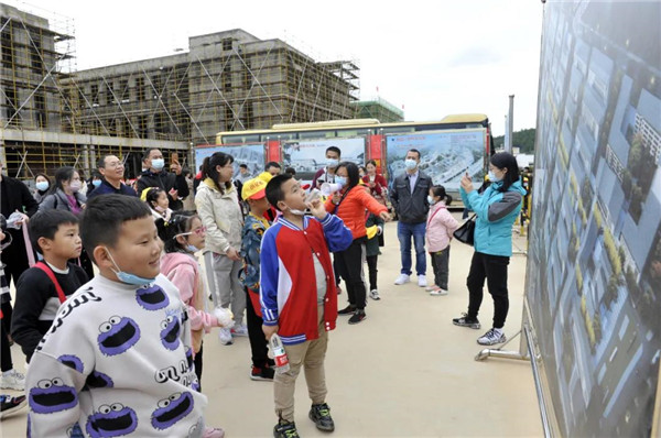 “千人市民觀察團(tuán)”走進(jìn)城投集團(tuán)龍山湖公園、陶瓷產(chǎn)業(yè)加速基地等項(xiàng)目