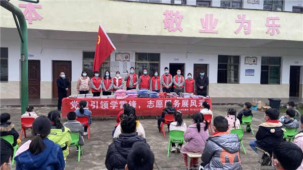 市城投集團(tuán)開展“黨建引領(lǐng)學(xué)雷鋒，志愿服務(wù)展風(fēng)采”送溫暖活動