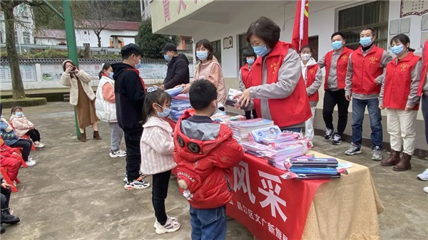 市城投集團(tuán)開展“黨建引領(lǐng)學(xué)雷鋒，志愿服務(wù)展風(fēng)采”送溫暖活動